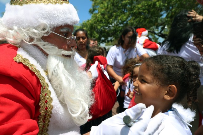 Estudantes da rede municipal do Jaboatão recebem presentes do Papai Noel dos Correios