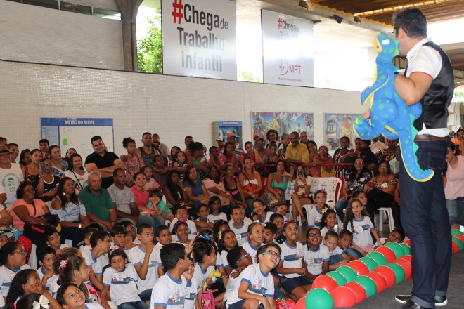 Estudantes do Jaboatão participam da campanha Papai Noel no Metrô