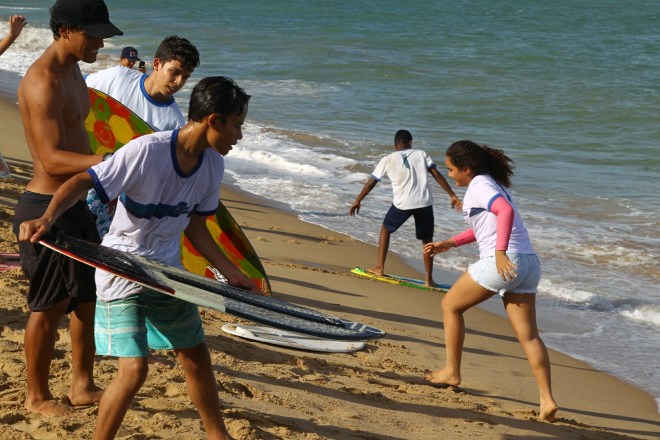 Leia mais sobre o artigo Alunos da rede municipal de ensino do Jaboatão têm aula de Skimboard com atletas nacionais
