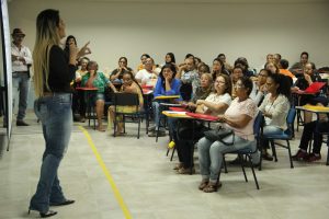 Leia mais sobre o artigo SECRETARIA MUNICIPAL DE EDUCAÇÃO REALIZA CAPACITAÇÃO COM AGENTES DE ALIMENTAÇÃO DA REDE MUNICIPAL DE ENSINO
