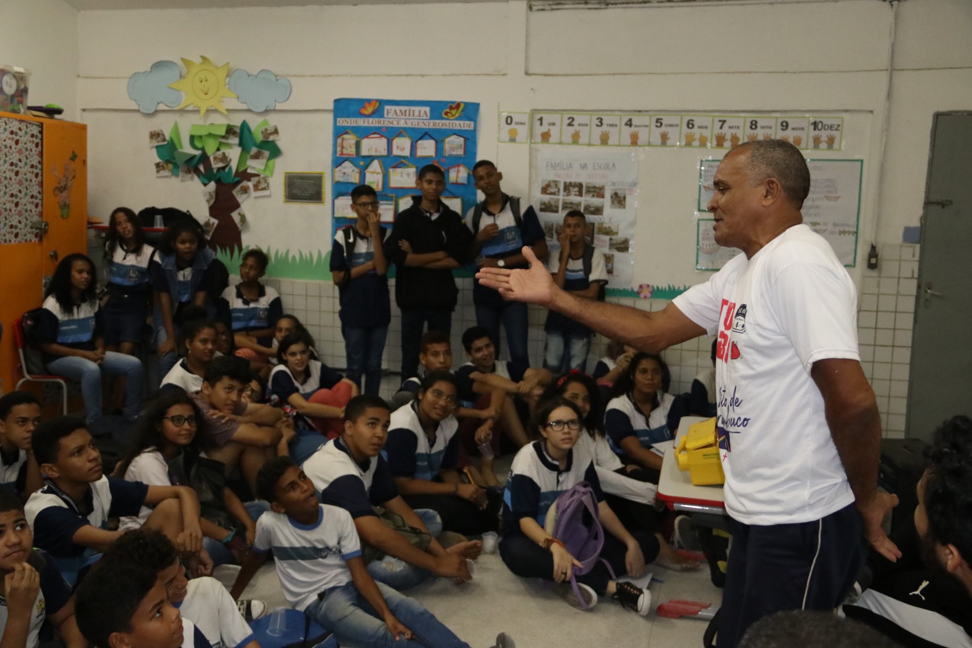 Leia mais sobre o artigo LUCIANO TODO DURO VISITA ESTUDANTES DA ESCOLA MUNICIPAL JOSÉ RODOVALHO