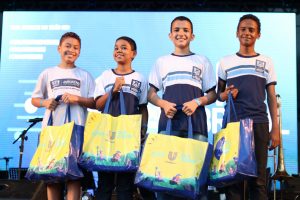 Leia mais sobre o artigo ESTUDANTES DO JABOATÃO MEDALHISTAS NA OBMEP 2019 FORAM HOMENAGEADOS NO PALCO DO PROJETO SONS DO BRASIL