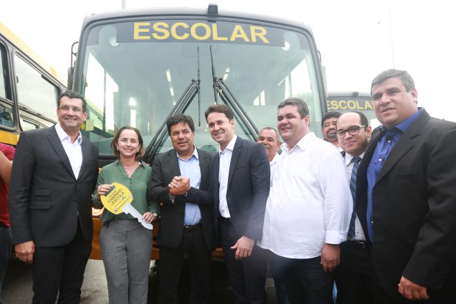 Leia mais sobre o artigo MEC entrega ônibus escolares para municípios pernambucanos e anuncia novas creches para Jaboatão