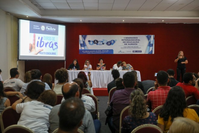 Leia mais sobre o artigo Municípios trocam experiências na área de educação de surdos em seminário promovido pela Prefeitura do Jaboatão
