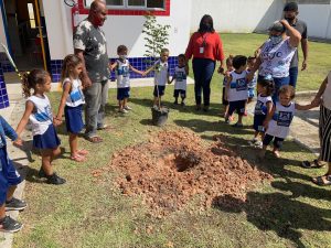 Leia mais sobre o artigo CEMEI DO JABOATÃO REALIZA PLANTIO DO IPÊ AMARELO EM HOMENAGEM AO SEU CONSELHO ESCOLAR