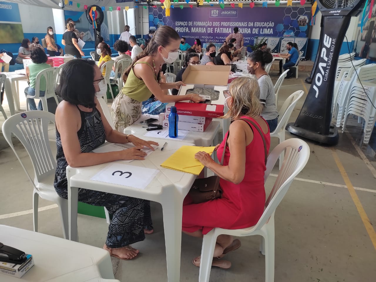 Leia mais sobre o artigo JABOATÃO INICIA ENTREGA DE NOTEBOOKS AOS PREFESSORES E AGENTES ADMINISTRATIVOS DA REDE MUNICIPAL