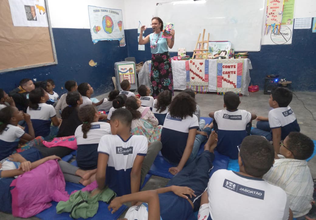 Leia mais sobre o artigo Contação de histórias encanta e leva diversão para estudantes da rede de ensino do Jaboatão