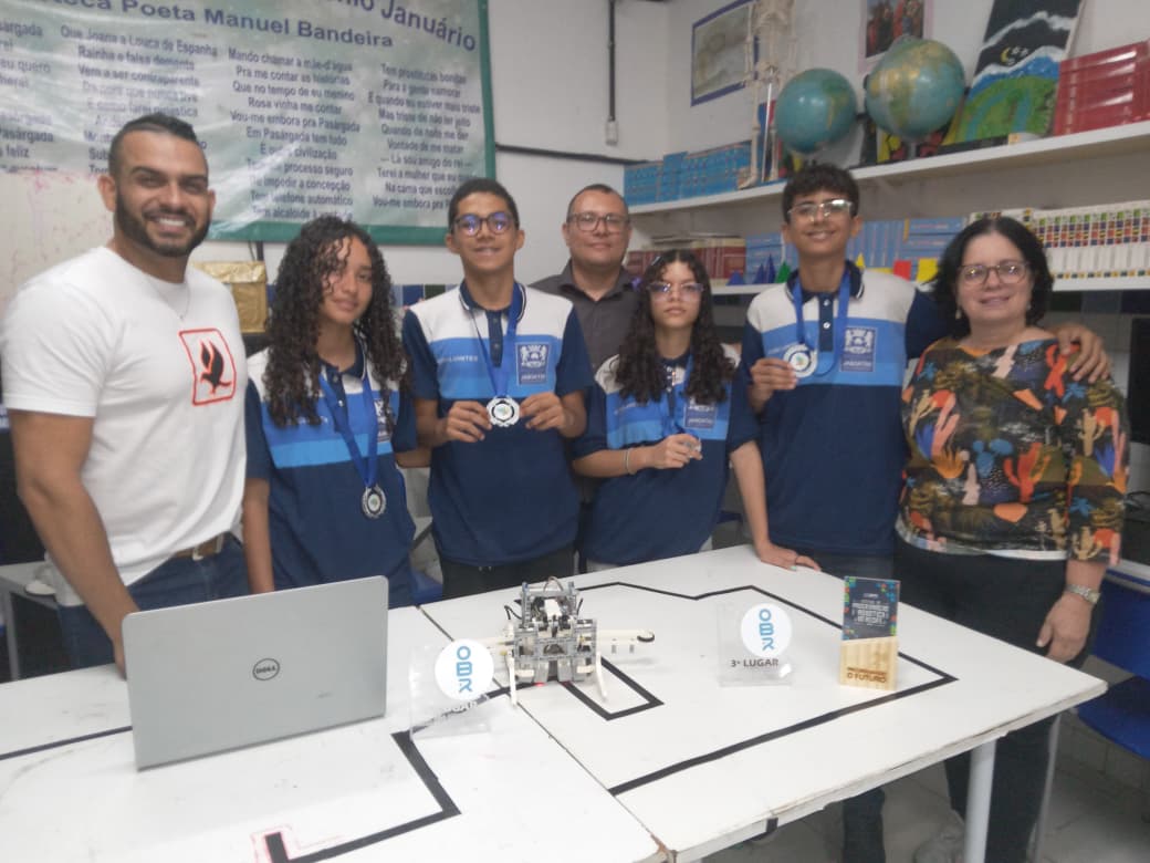 Leia mais sobre o artigo Com apoio da Prefeitura, estudantes de Jaboatão vão para a final da Olimpíada Brasileira de Robótica no Espírito Santo